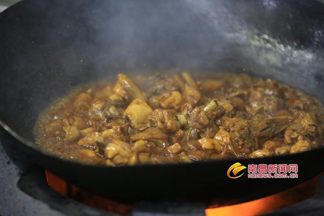 南昌最好的红烧菜，舌尖上的南昌土家菜——新建区红烧散养土鸡