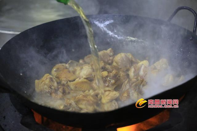 南昌最好的红烧菜，舌尖上的南昌土家菜——新建区红烧散养土鸡