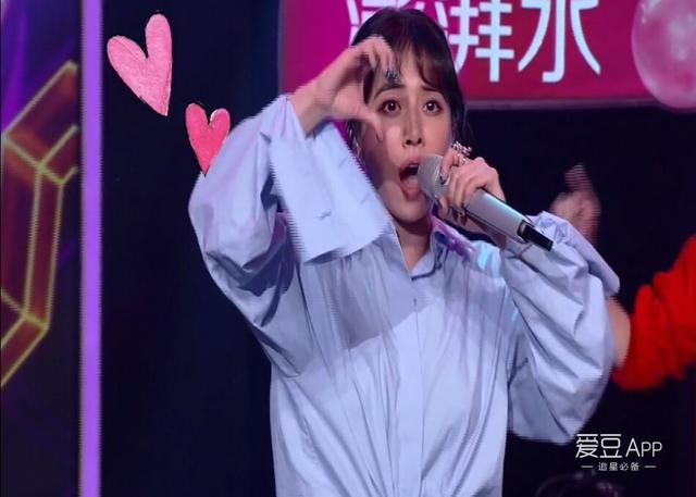 青春修炼手册歌词，青春修炼手册歌曲（蔡依林现场唱《青春修炼手册》青春洋溢嗨翻全场）