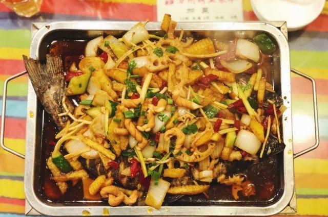 烤鱼配菜有哪些，烤鱼里面有些什么菜（才是我吃烤鱼的最大动力……）