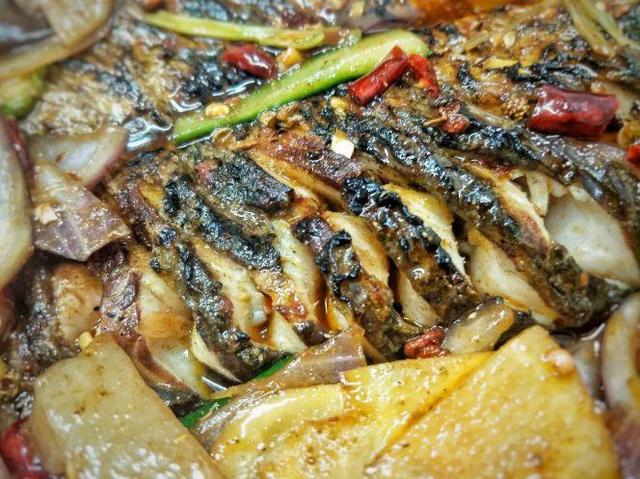 烤鱼配菜有哪些，烤鱼里面有些什么菜（才是我吃烤鱼的最大动力……）