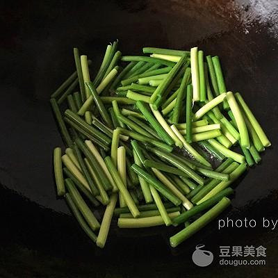 牛肉炒蒜苗的做法，蒜苗炒牛肉的做法（蒜苗炒牛肉片的做法）