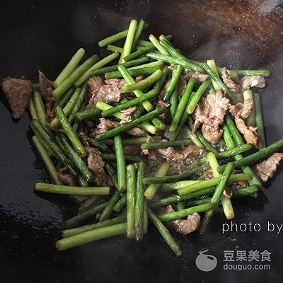 牛肉炒蒜苗的做法，蒜苗炒牛肉的做法（蒜苗炒牛肉片的做法）