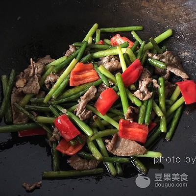 牛肉炒蒜苗的做法，蒜苗炒牛肉的做法（蒜苗炒牛肉片的做法）