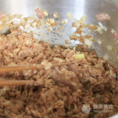 茴香肉丁包子最正宗的做法，茴香肉包子怎么做（老妈多年经验总结出的蒸包子松软不塌陷）