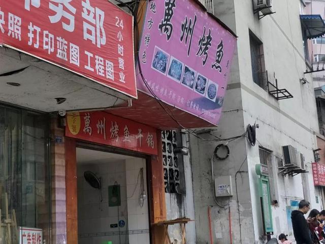 烤鱼配菜有哪些，烤鱼里面有些什么菜（才是我吃烤鱼的最大动力……）
