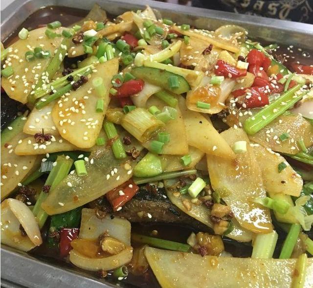 烤鱼配菜有哪些，烤鱼里面有些什么菜（才是我吃烤鱼的最大动力……）