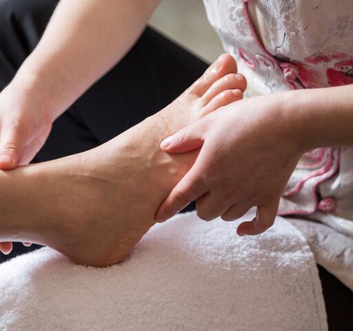 脚上长了鸡眼怎么办，脚上为什么会长鸡眼（脚上长了鸡眼要重视）