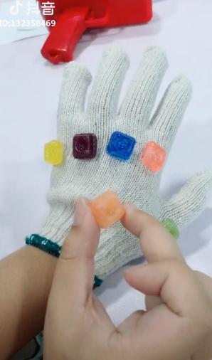 灭霸是什么意思，什么是灭霸（抖音戴手套上面放彩虹糖果是什么梗）