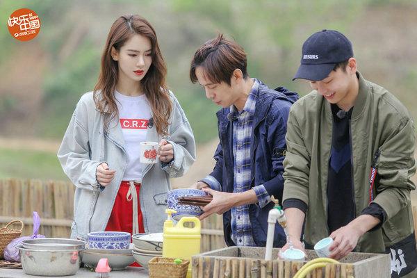 数马游戏怎么玩，属马游戏怎么玩（《向往的生活》何炅介绍乡村垃圾分类）