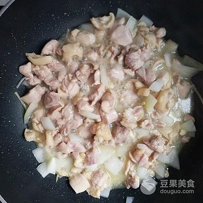 网红香菇焖饭的做法，电饭锅焖香菇（香菇鸡肉焖饭—超好吃的懒人饭）