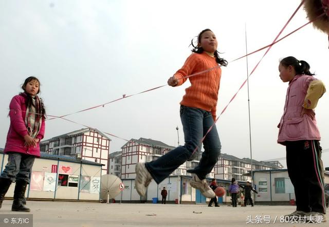 小女孩光脚跳皮筋图片