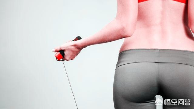 跳绳和跑步哪个对膝盖伤害更大，跳绳与跑步哪个更伤膝关节（跳绳对膝盖损伤大还是跑步对膝盖损伤大）