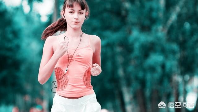 跳绳和跑步哪个对膝盖伤害更大，跳绳与跑步哪个更伤膝关节（跳绳对膝盖损伤大还是跑步对膝盖损伤大）