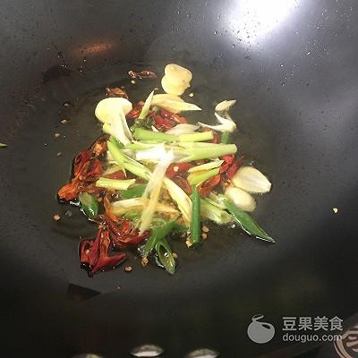 香辣炒虾仁的美味做法，香辣炒虾仁的美味做法视频（香辣西芹炒虾仁的做法）