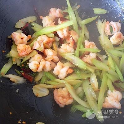 香辣炒虾仁的美味做法，香辣炒虾仁的美味做法视频（香辣西芹炒虾仁的做法）