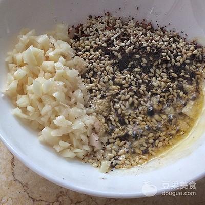 凉拌鸡丝的做法，凉拌鸡的制作方法和配料窍门（万用凉拌汁：凉拌鸡丝）