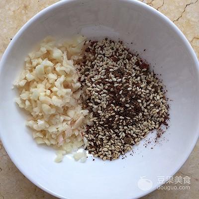 凉拌鸡丝的做法，凉拌鸡的制作方法和配料窍门（万用凉拌汁：凉拌鸡丝）