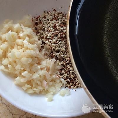 凉拌鸡丝的做法，凉拌鸡的制作方法和配料窍门（万用凉拌汁：凉拌鸡丝）