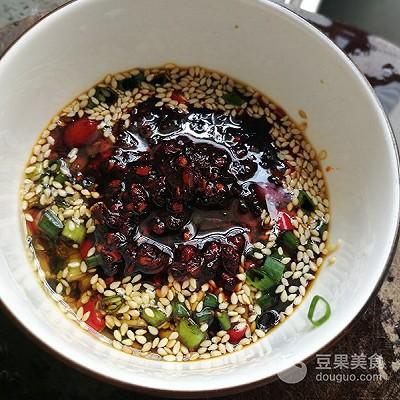 拌鸡丝的家常做法，凉拌鸡丝的做法步骤（老干妈拌鸡丝的做法）