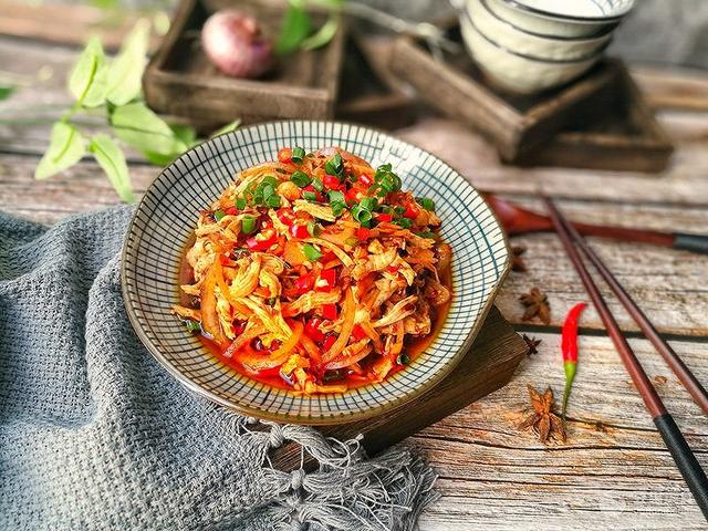 拌鸡丝的家常做法，凉拌鸡丝的做法步骤（老干妈拌鸡丝的做法）