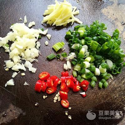 拌鸡丝的家常做法，凉拌鸡丝的做法步骤（老干妈拌鸡丝的做法）