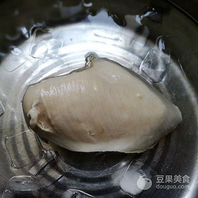 拌鸡丝的家常做法，凉拌鸡丝的做法步骤（老干妈拌鸡丝的做法）