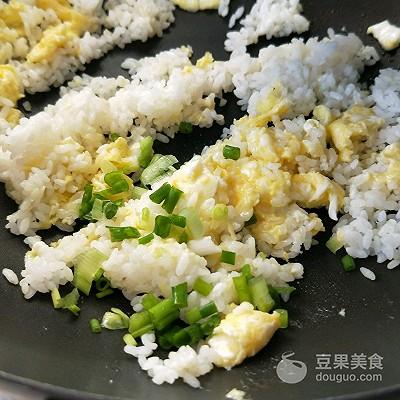 熬制鸡蛋黄油，成长助力之黄油鸡蛋葱花炒饭