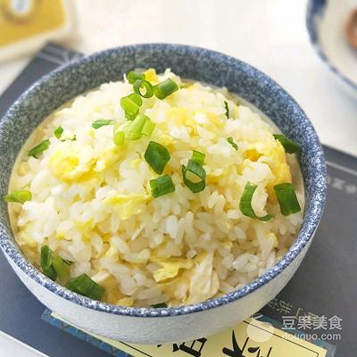 熬制鸡蛋黄油，成长助力之黄油鸡蛋葱花炒饭