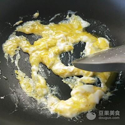 熬制鸡蛋黄油，成长助力之黄油鸡蛋葱花炒饭