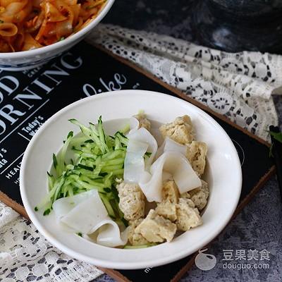 自制凉皮的做法，家庭自制凉皮做法（自制手工凉皮的做法）