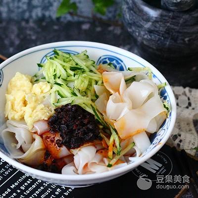 自制凉皮的做法，家庭自制凉皮做法（自制手工凉皮的做法）
