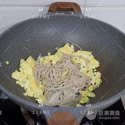 金针菇怎么炒鸡蛋，葱香蛋炒金针菇的做法