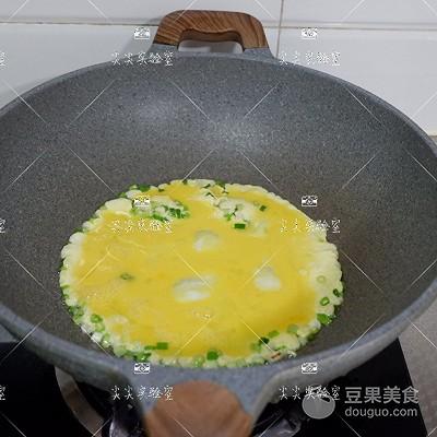 金针菇怎么炒鸡蛋，葱香蛋炒金针菇的做法