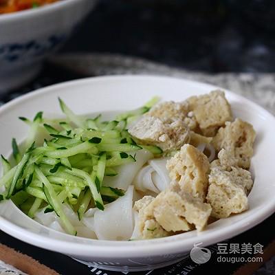 自制凉皮的做法，家庭自制凉皮做法（自制手工凉皮的做法）
