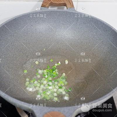 金针菇怎么炒鸡蛋，葱香蛋炒金针菇的做法