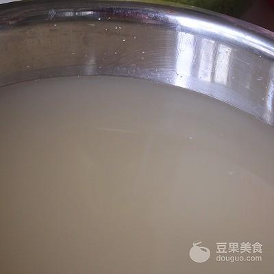 自制凉皮的做法，家庭自制凉皮做法（自制手工凉皮的做法）