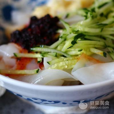 自制凉皮的做法，家庭自制凉皮做法（自制手工凉皮的做法）