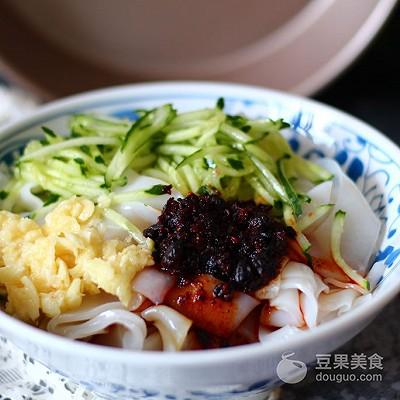 自制凉皮的做法，家庭自制凉皮做法（自制手工凉皮的做法）