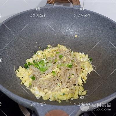 金针菇怎么炒鸡蛋，葱香蛋炒金针菇的做法