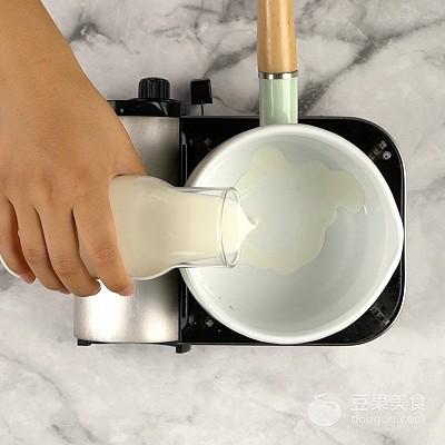 如何做冰淇淋，牛奶如何做冰淇淋（棉花糖变身冰淇淋）