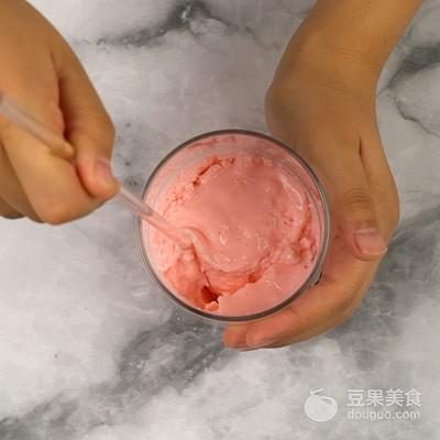 如何做冰淇淋，牛奶如何做冰淇淋（棉花糖变身冰淇淋）