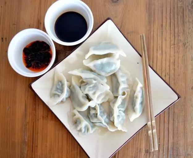 怎么用微波炉煮水饺，不用多久饺子馅也熟了