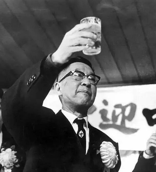 老舍先生的简介，老舍一些印象简介（那些从来就不该被忘却的——老舍之死）