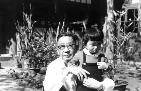 老舍先生的简介，老舍一些印象简介（那些从来就不该被忘却的——老舍之死）