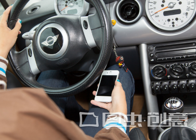 手机连接投影仪，手机怎样连接投影仪（手机导航怎么同步到汽车显示屏）