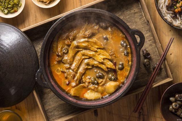 田螺鸭脚煲的做法，田螺鸭爪的做法（广西人做暖煲煲）