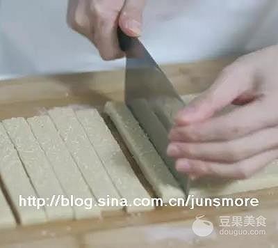 蜜三刀是哪里的特产，徐州人过年吃什么菜（蜜三刀的做法）