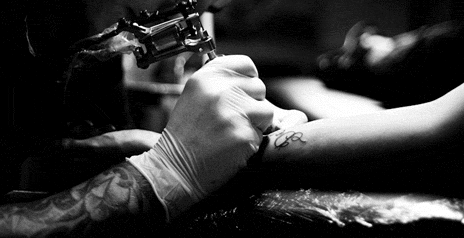 半永久纹身是什么，半永久纹身和永久纹身（我们的专业纹身师很懵B……）