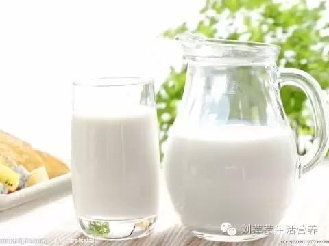 全脂牛奶和脱脂牛奶，全脂牛奶和脱脂牛奶的区别是什么（脱脂奶VS全脂奶，哪个更好）